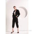 Blazer court et pantalon noir pour femme